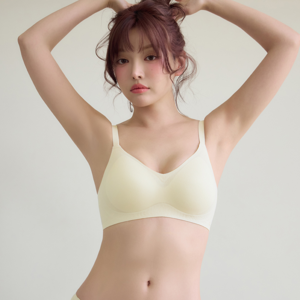 Qmomo主打性感外型結合機能與舒適，提供鋼圈、無鋼圈到睡眠內衣，全面照顧小胸女生的集中效果與胸型保養。