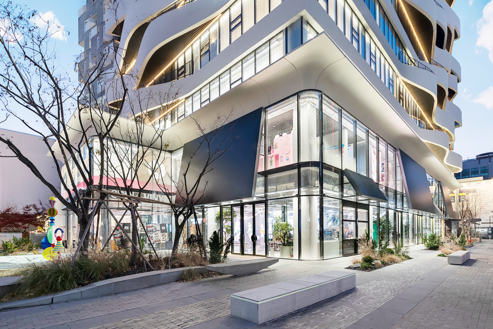 Olive Young N 聖水旗艦店是全韓國最大規模的分店，共五層樓，提供沉浸式美妝體驗。