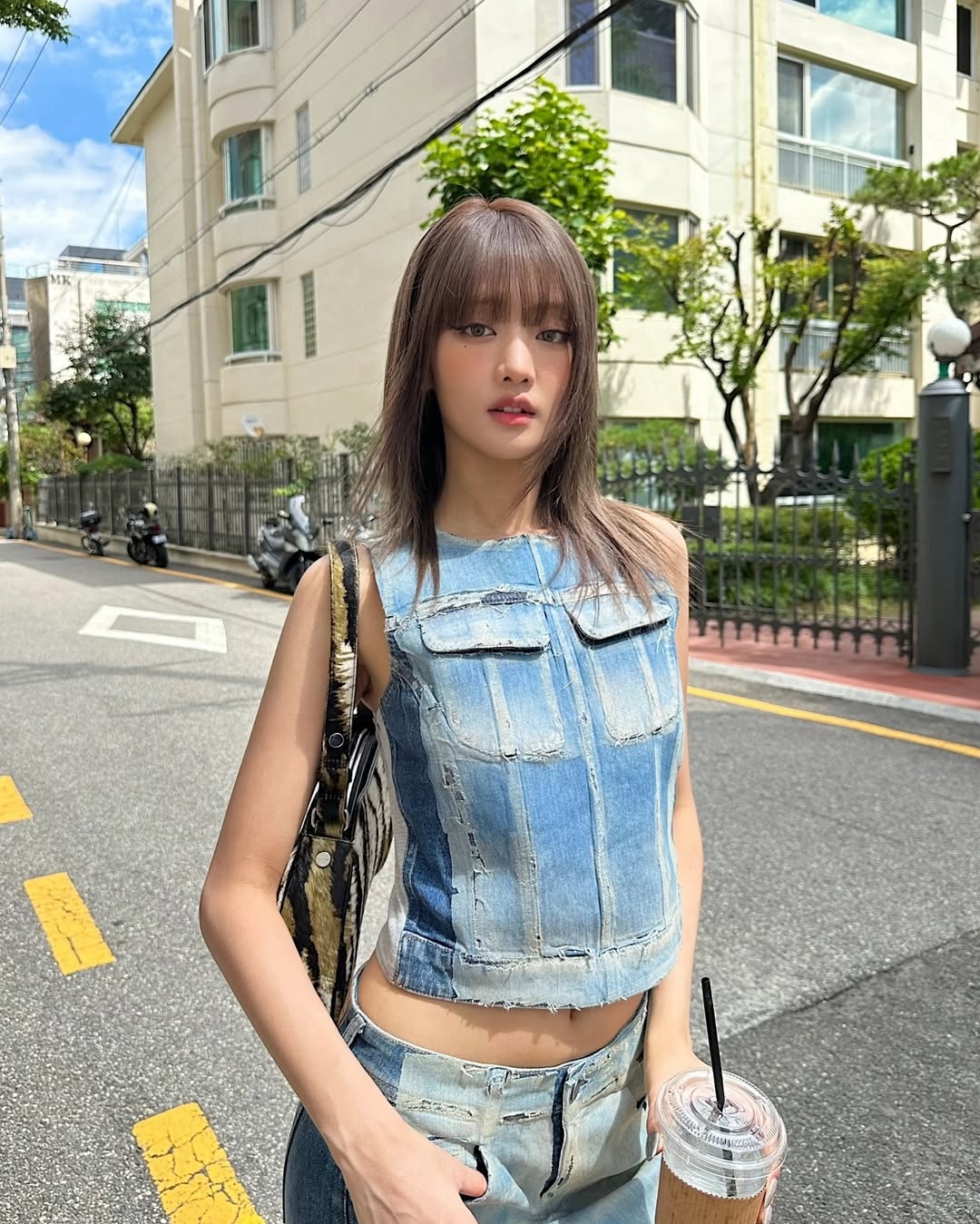 在韓妝趨勢中，腮紅的運用擺脫了以往的局部點綴，轉而強調「大面積、輕盈暈染」，追求飽滿的「原生」好氣色。