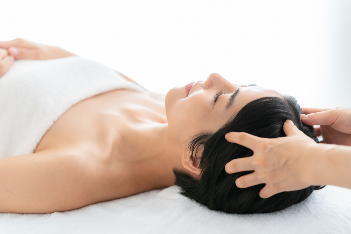 每日以指腹輕柔按摩3–5分鐘能促進頭皮血液循環、提升毛囊養分，搭配迷迭香或蓖麻油效果更佳。