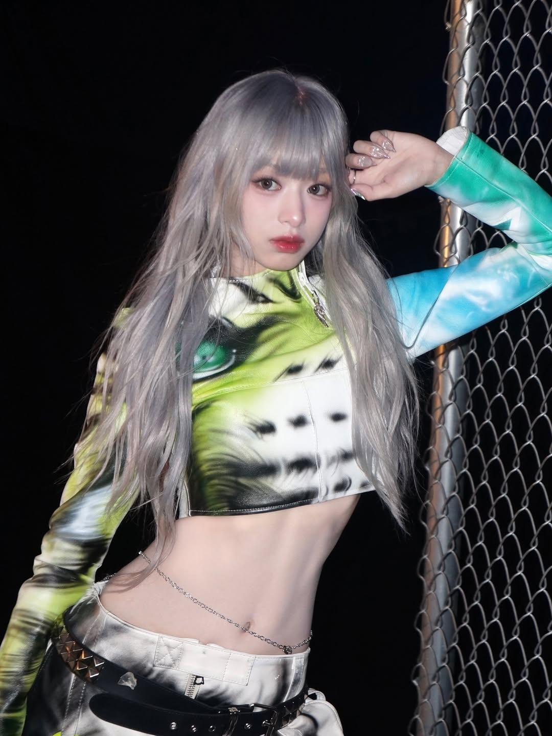 BABYMONSTER 鄭雅賢的仙氣銀髮並非傳統的死白，而是帶有霧面質感的「冷調銀白」。