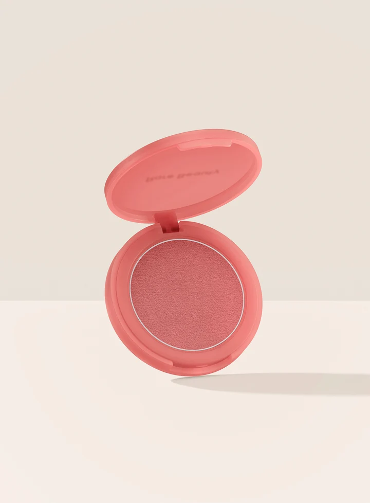 Rare Beauty Soft Pinch Matte Bouncy Blush彈潤柔霧胭脂採用膏轉粉配方，質地柔軟易疊加，打造輕盈自然的柔焦霧面妝效。