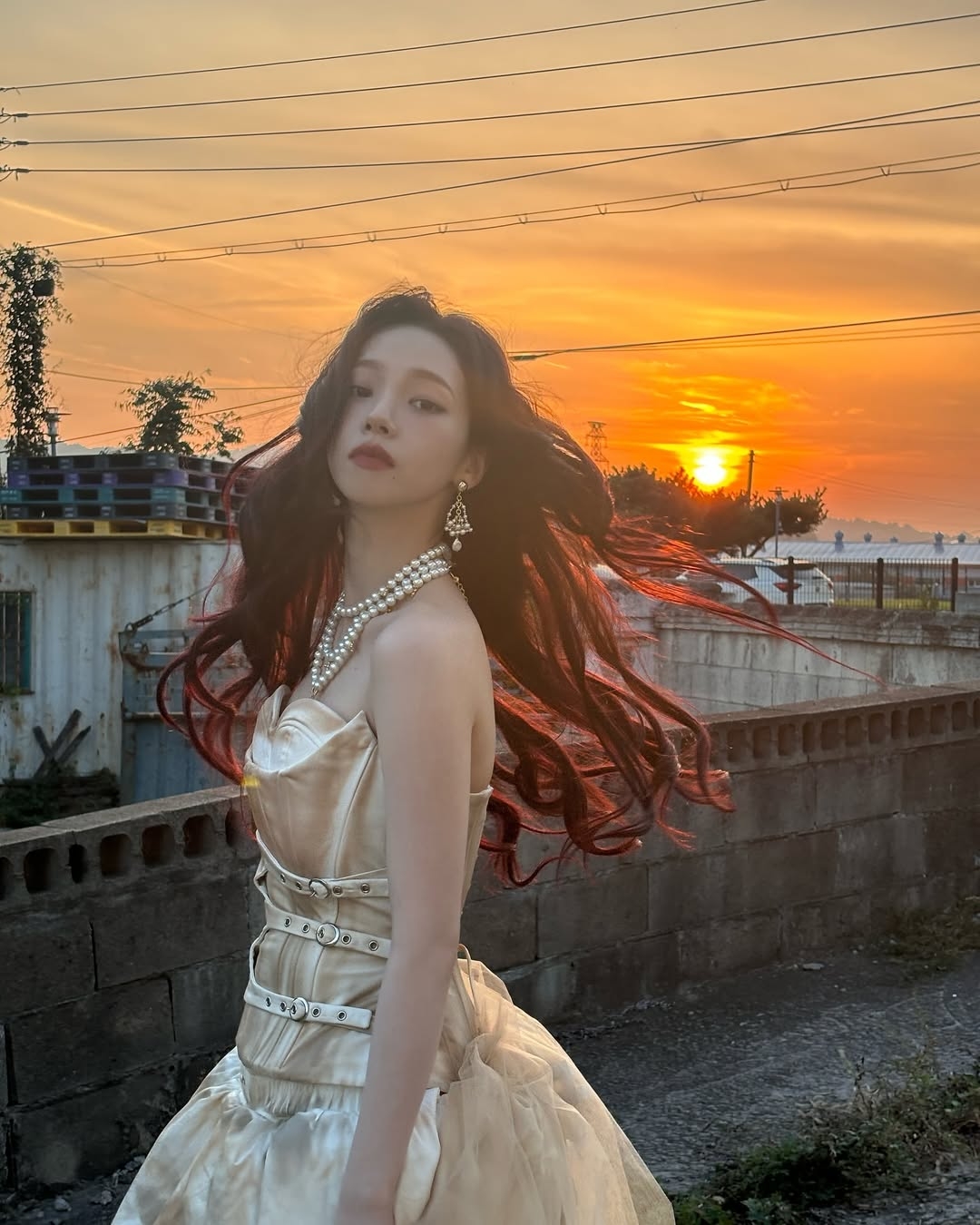 這款髮色在深邃的棕色基調中注入了濃郁的酒紅與微醺的紫色調，色調飽滿且富含緞面光澤，讓整體造型散發出一種慵懶而不失精緻的復古氛圍，完美契合秋冬的低奢美學。 