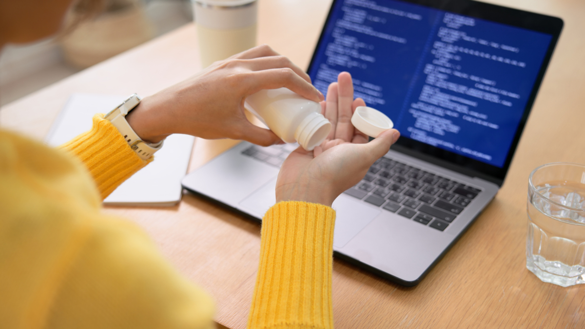 抗糖化保健品建議依產品說明規律服用，多數飯後吸收最佳，早餐或晚餐可分別提供日間保護或夜間修復效果，特殊產品如阻隔糖分吸收則需餐前服用。