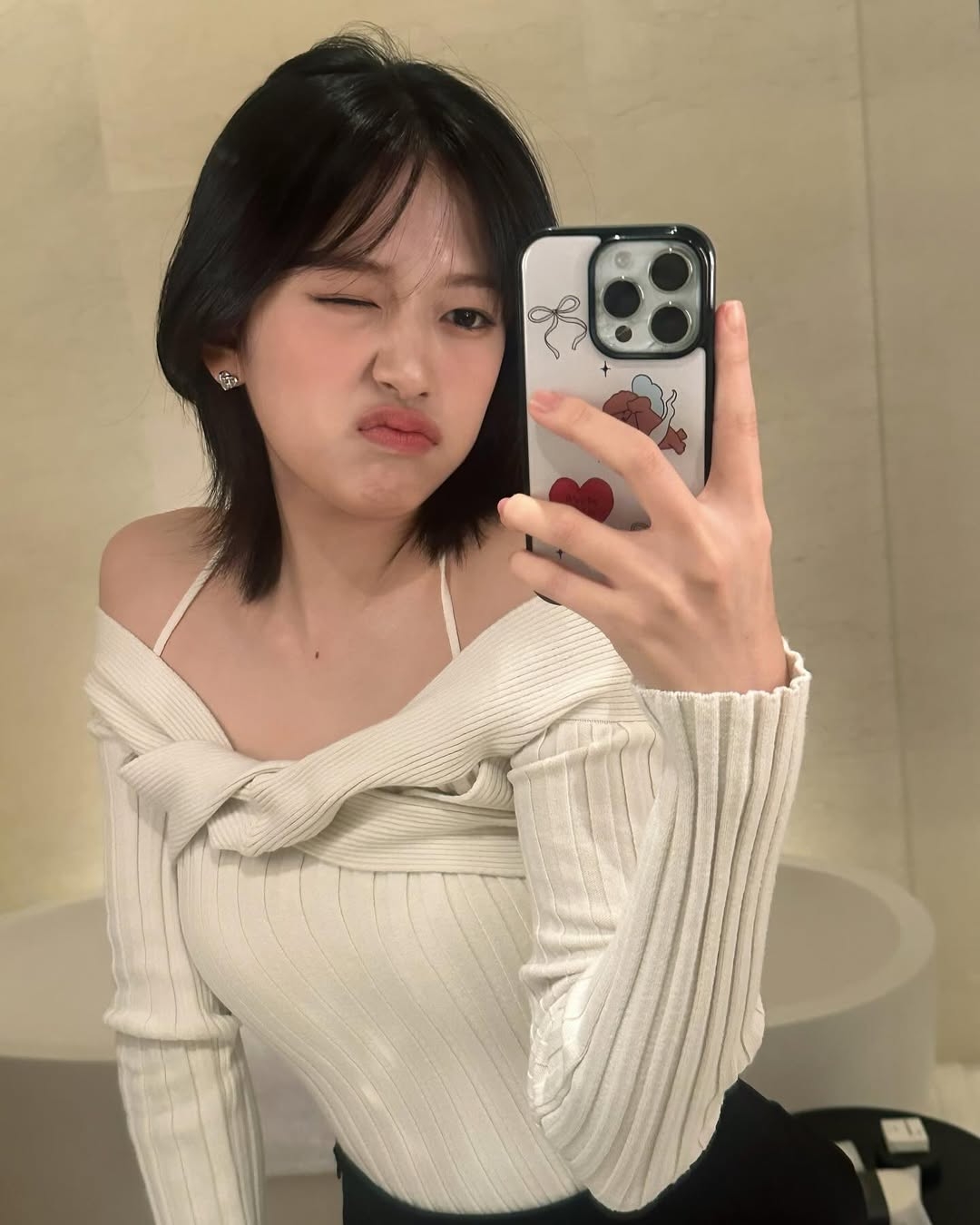 這款造型保留了清純的初戀感，但透過層次設計增添了俐落與自信。髮尾自然的垂墜與外翹，看起來既靈動又有精神。