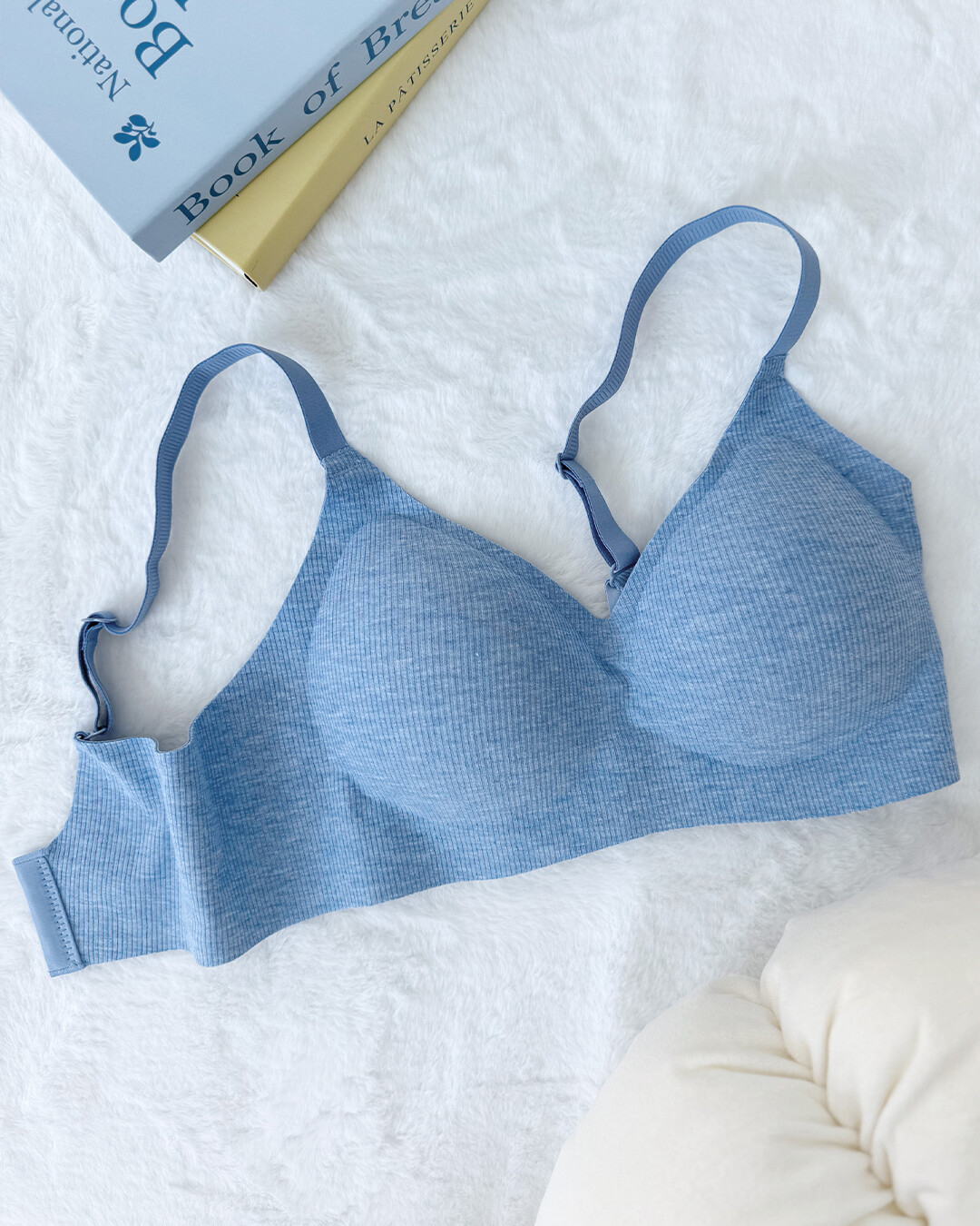 圖中展示的是6IXTY8IGHT 無鋼圈內衣款式。這個品牌專為年輕女孩打造的粉嫩夢幻國度，以活潑多變的設計與親民價格，讓無鋼圈內衣擺脫單調，成為展現青春活力的時尚單品。