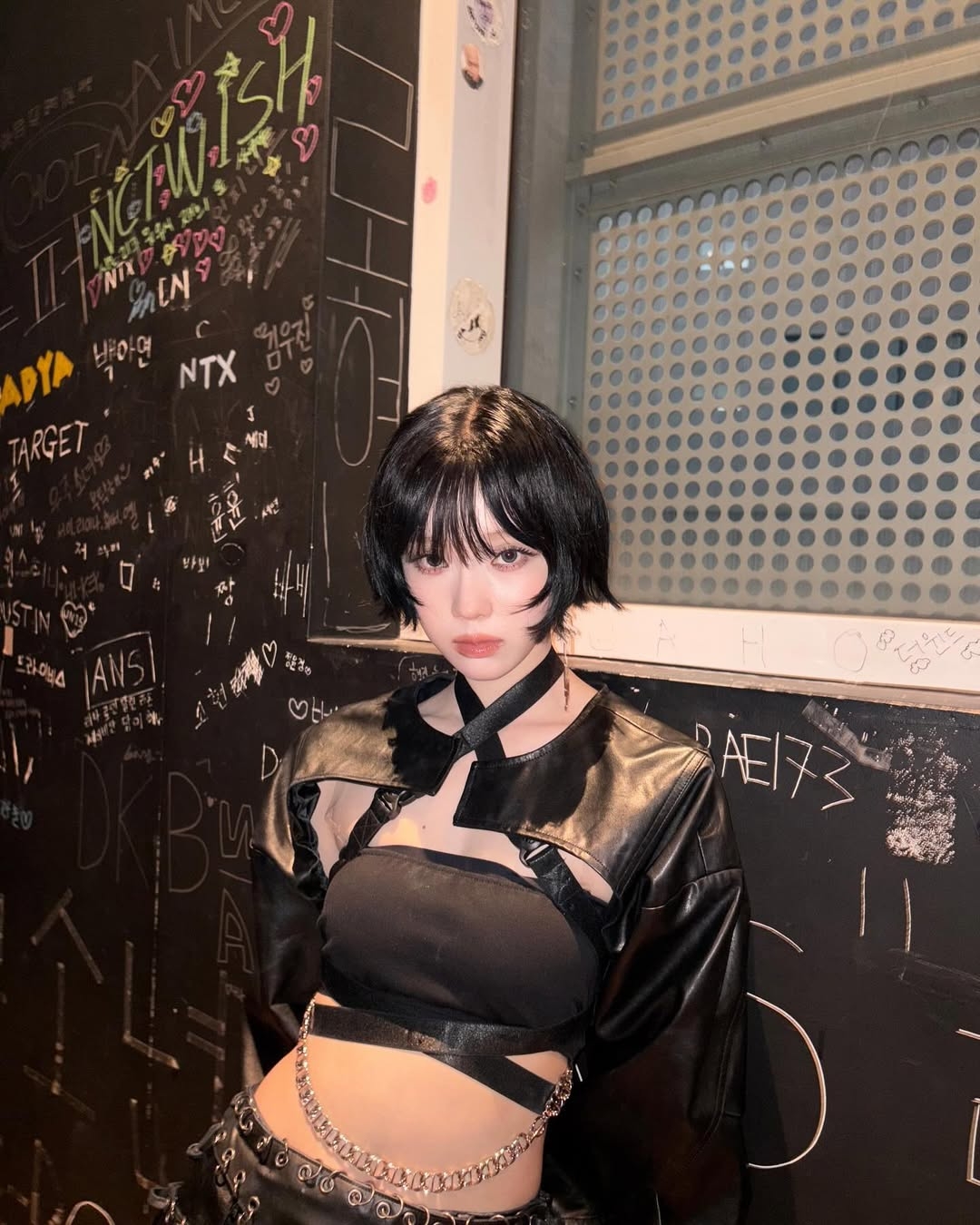 利用不規則的層次剪裁，搭配微翹的髮尾，營造出隨性、不造作的氛圍。