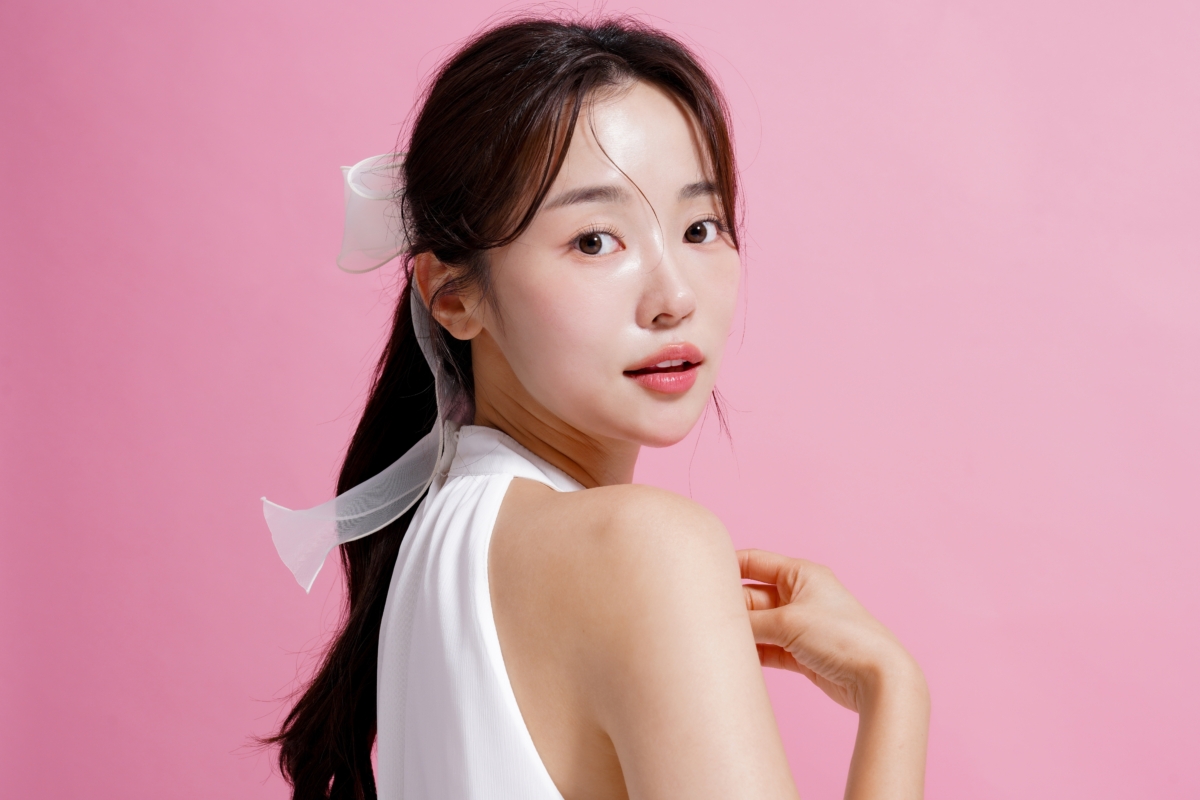 打亮能瞬間提亮臉部、修飾輪廓，增強五官立體感，讓妝容自然透亮又精緻。