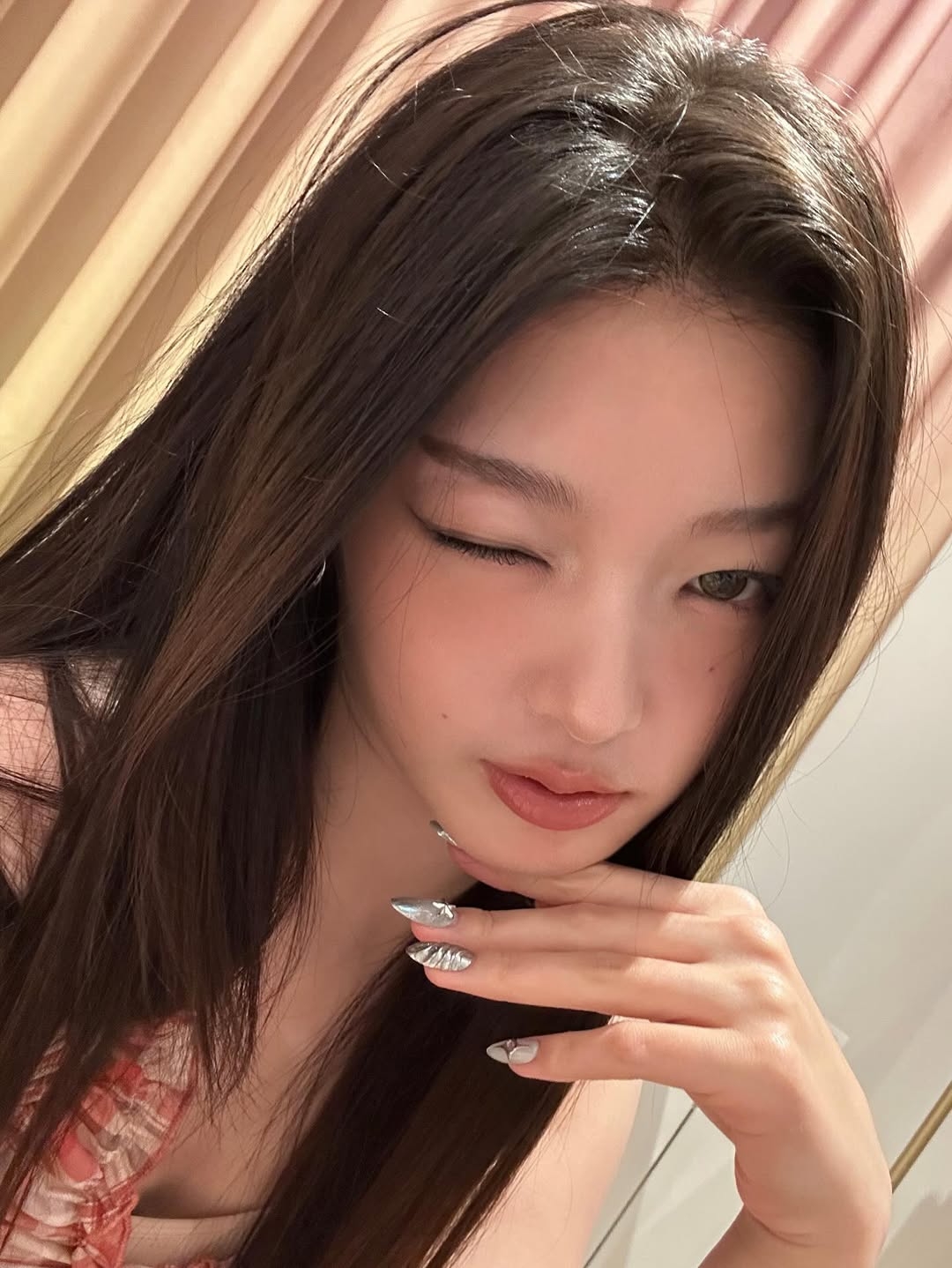 想要透過鼻影技巧打造出如「鉛筆」般筆直、精緻的鼻子，目標是化出尖鼻效果。