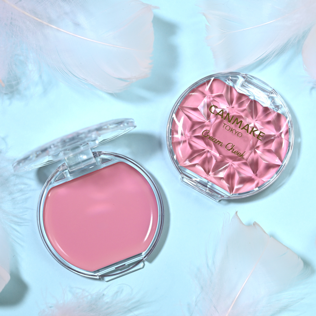 這個來自日本的品牌，以獨特的半透明凝膠配方聞名，輕輕一抹就能打造出宛如從肌底透出的白裏透紅好氣色，妝效更是持久顯色。