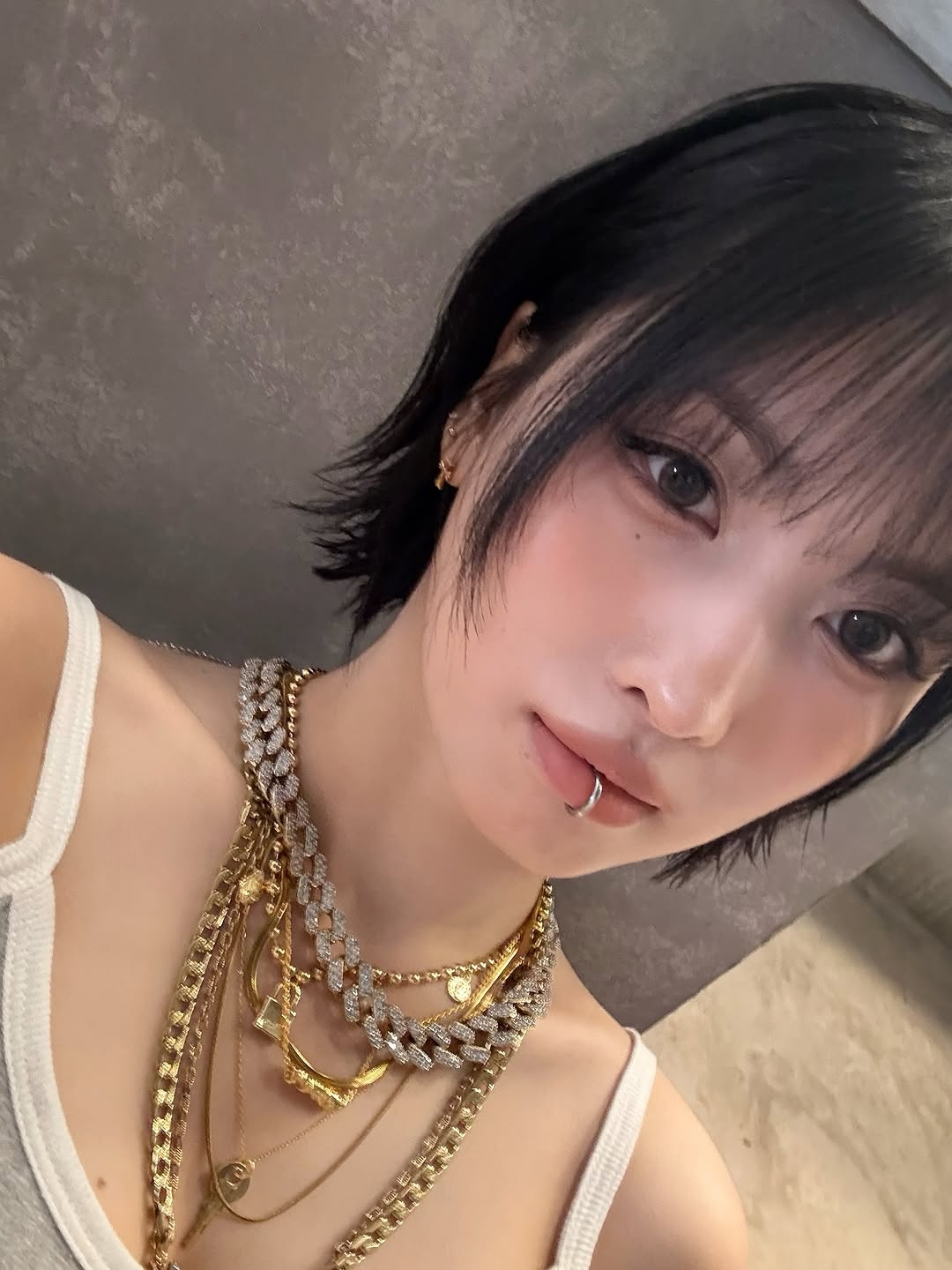 公主切代表Momo利用髮尾層次打破死板，示範了寬髮量也能展現輕盈率性、兼具個性與日常實用的完美造型。