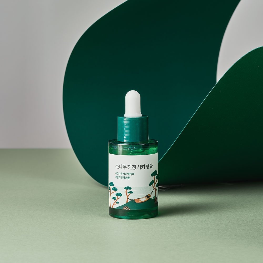 Round Lab 松樹舒緩修復安瓶含松樹萃取與積雪草，舒緩敏感、改善粗糙並增強保濕與肌膚屏障。