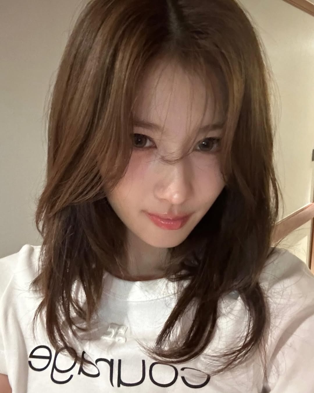 這款氣流燙中長髮沒有明顯的捲度界線，只有滿滿的空氣感與飄逸感。