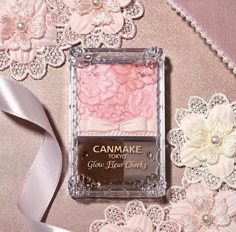 Canmake 的花漾瑰麗腮紅專為提亮與立體感設計，結合了美肌光影粉與亮澤腮紅，透過高散光柔焦效果，能瞬間模糊細紋與瑕疵。