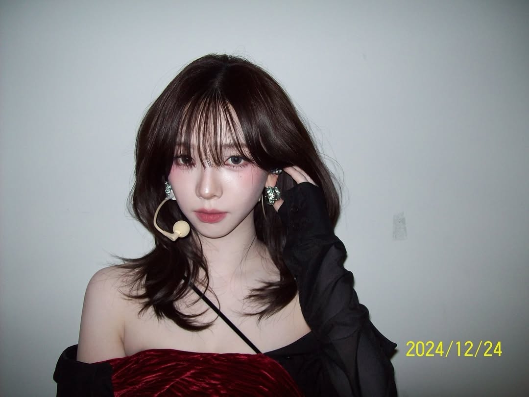 圖中顯示的是韓系外翻捲髮，關鍵在於臉側的頭髮呈現一個巨大的 「S」型弧度——先向外蓬鬆，再內收，最後髮尾外翻。