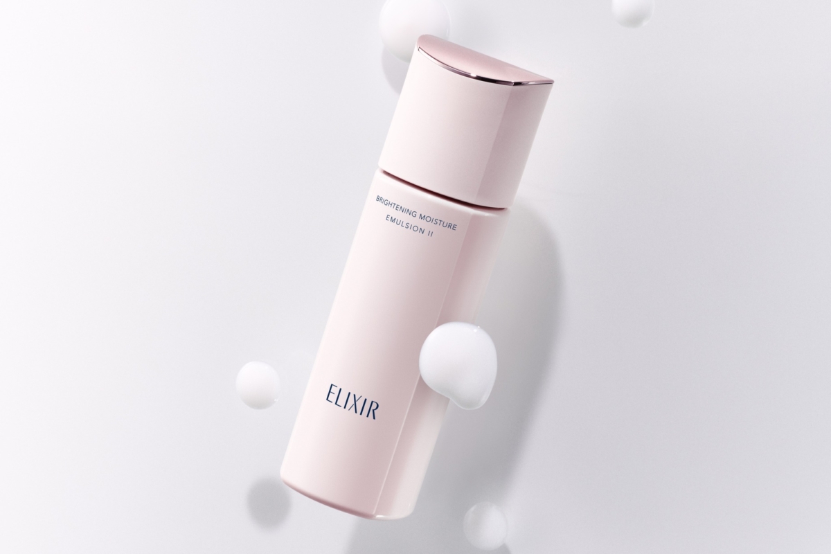 ELIXIR 膠原透白乳液美白亮膚、改善暗沉同時提升肌膚緊緻與彈性，質地細緻好吸收。