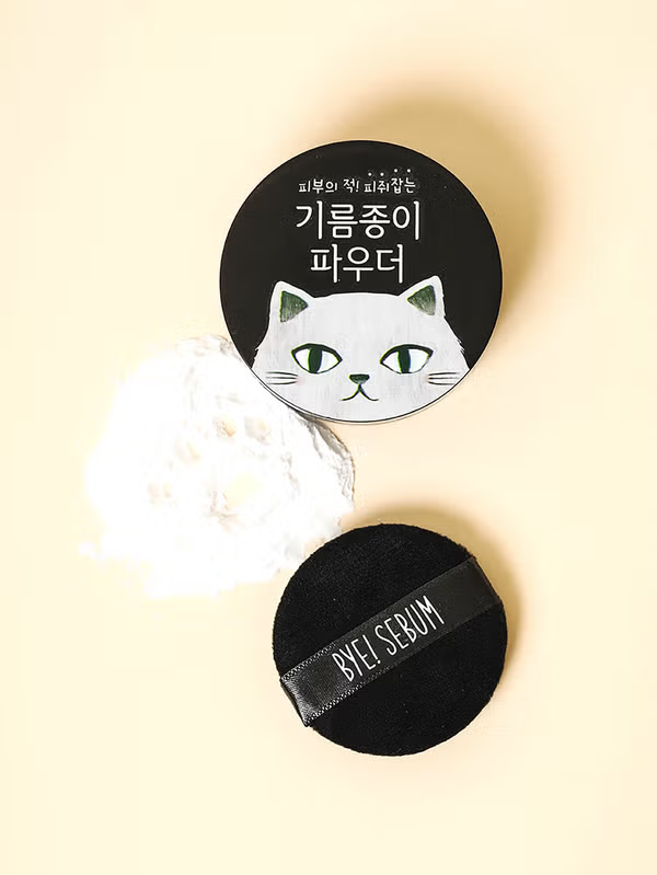 Wink Girl 控油蜜粉，細膩吸油又不悶，臉部定妝與瀏海控油兼備，是夏日隨身必備高CP值控油神器。