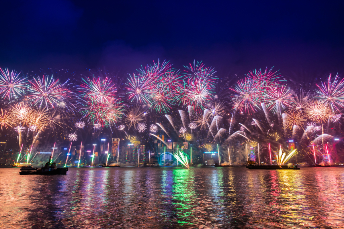 為了慶祝農曆新年，香港將於 2026 年大年初二 在維多利亞港上空舉行壯麗的煙花匯演。