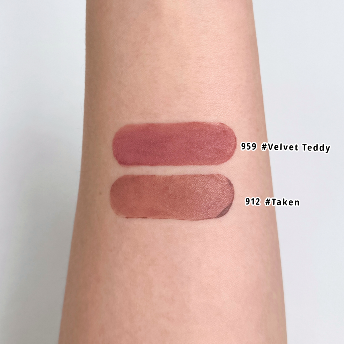 臉頰： 輕吻雲霧唇頰霜【色號：959 #VelvetTeddy】唇妝： 妝前唇霜 + 輕吻雲霧保濕唇膏【色號：912 #Taken】 