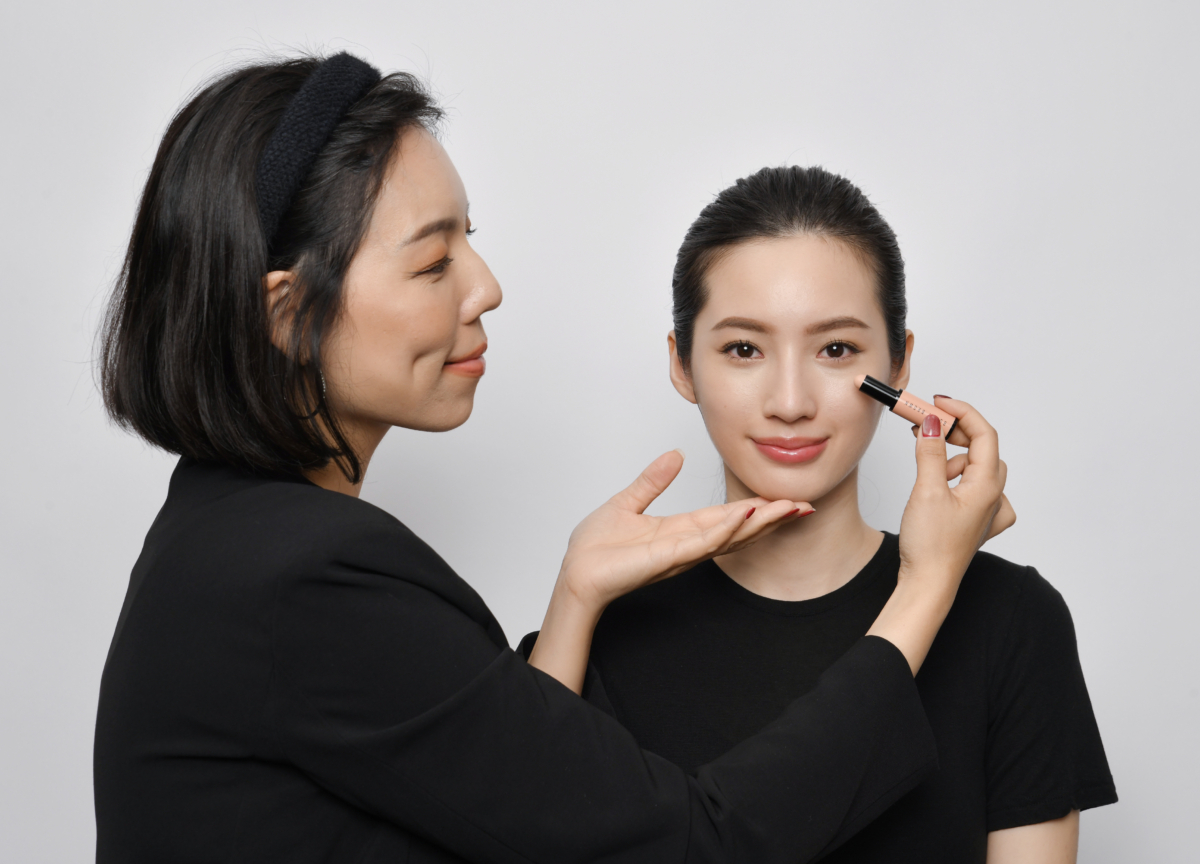 Bobbi Brown 推出全新「智能SMART輪廓美妝服務」。