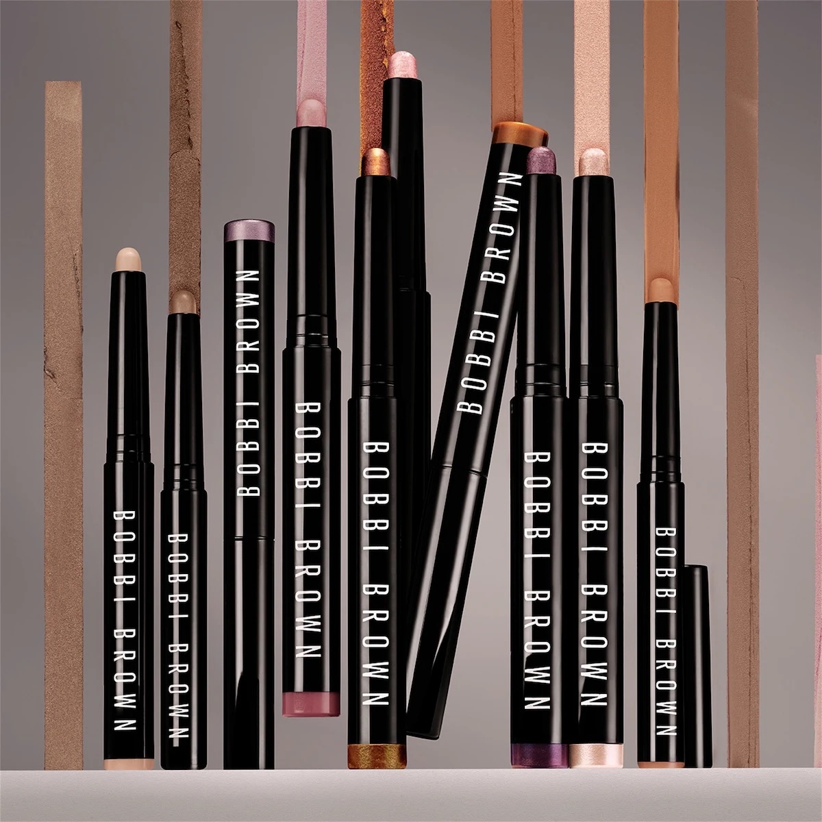 它最大的優勢在於無需使用眼影刷，而且擁有長達8小時的防水防脫妝實力，能確保眼妝整天不積線、不褪色，完美應對長時間的工作挑戰。