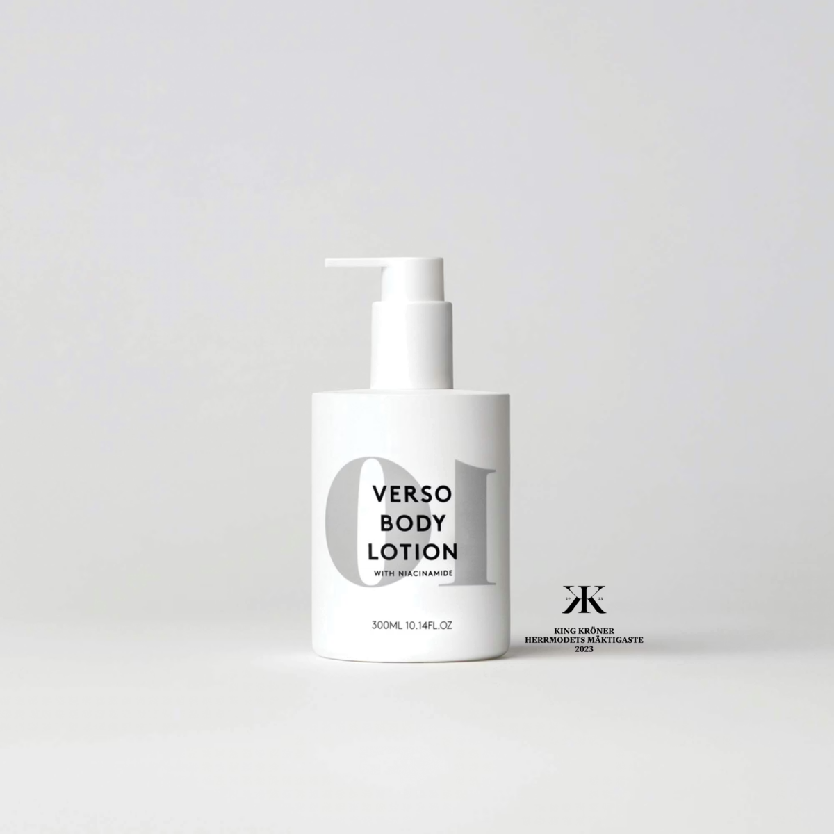VERSO N°10 煥采潤澤身體乳，北歐極簡風護膚，高濃度維他命B3均勻膚色、改善暗沉，搭配燕麥油滋潤肌膚，質地輕盈易吸收，擦後肌膚細緻潤澤，自帶高級光澤感。