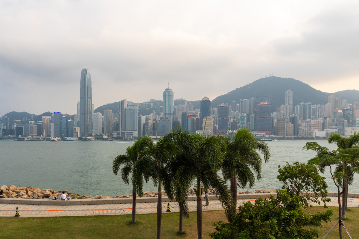 西九文化區藝術公園絕對是近年來大家瘋傳的打卡神點！這裡不僅海濱長廊好坐、好拍，區內一帶海旁位置是賞煙花絕佳推介。