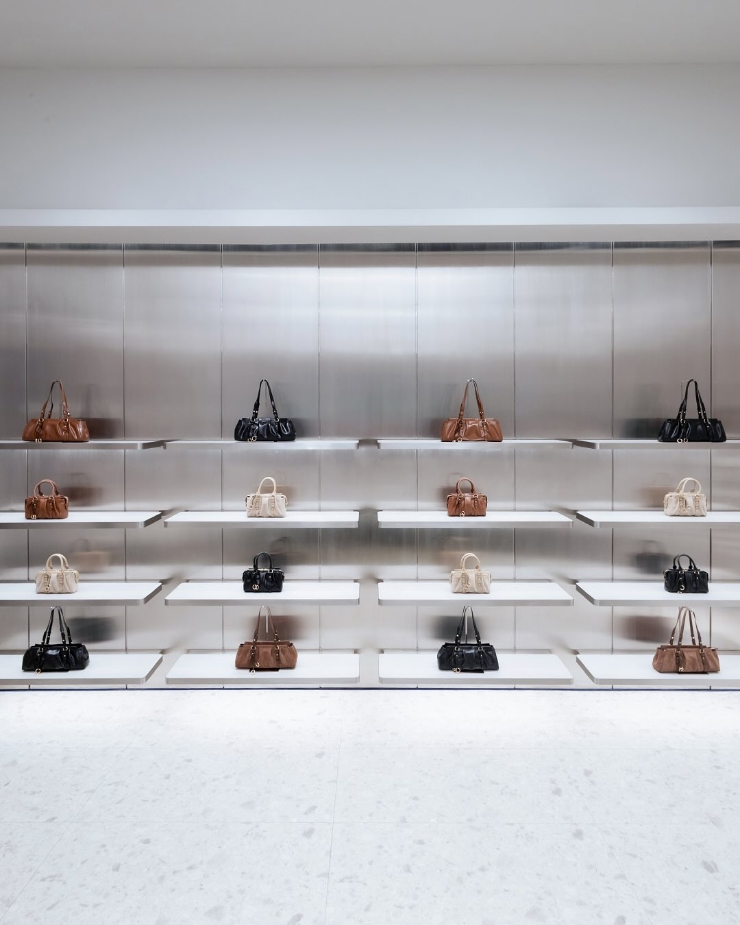 CHARLES & KEITH 成立於 1996 年的新加坡，最初僅是一家小鞋店，如今已蛻變為全球知名的時尚品牌。