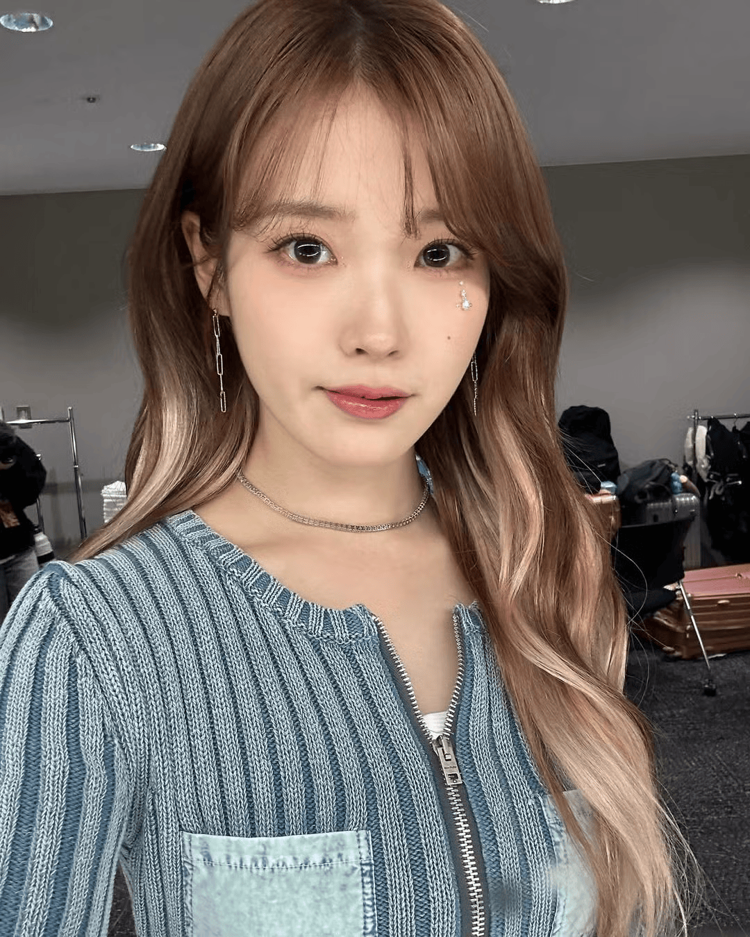 亞麻棕搭配粉金挑染，增添層次與光澤，提亮膚色，是秋冬甜美又吸睛的理想髮色。