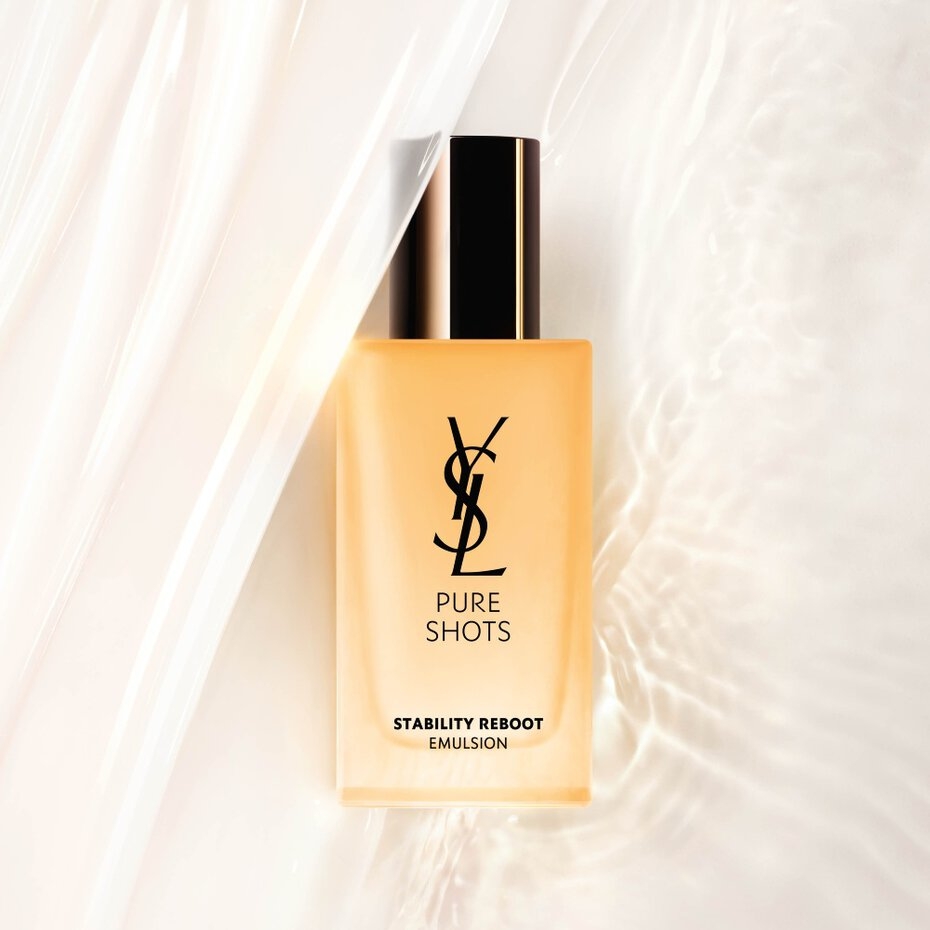 YSL 極效活萃水感穩膚乳。