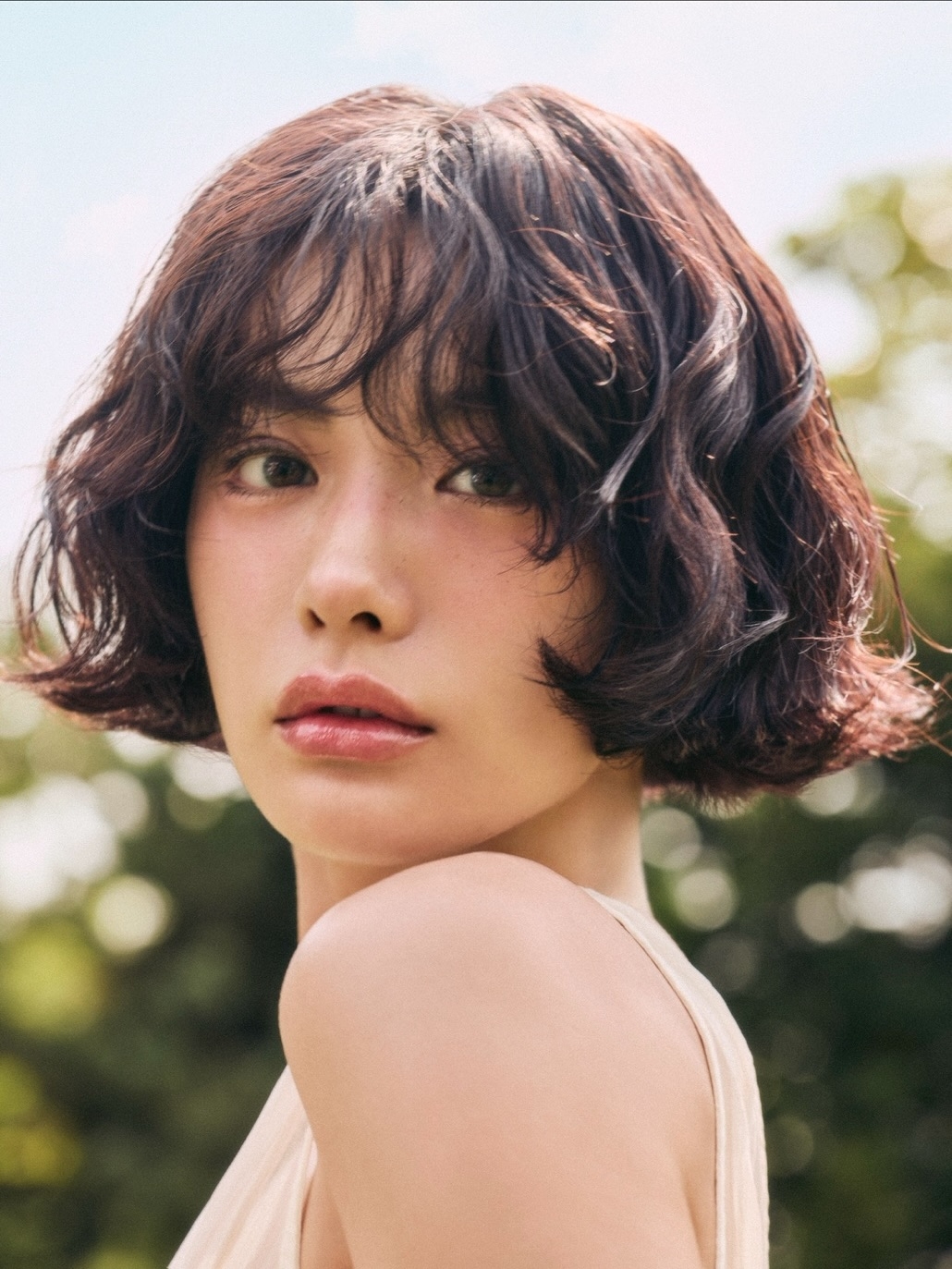 透過高位置開始的Q彈捲度，能有效增加髮絲整體的豐盈感，視覺上讓臉蛋瞬間縮小。