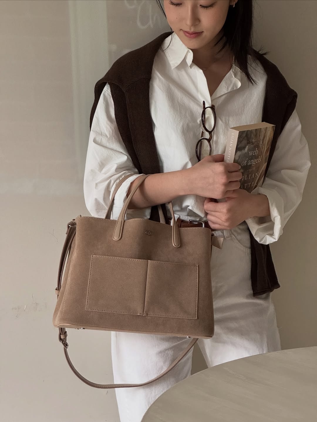 The Ally 的設計核心非常明確：解決現代女性出門「東西太多」的煩惱。