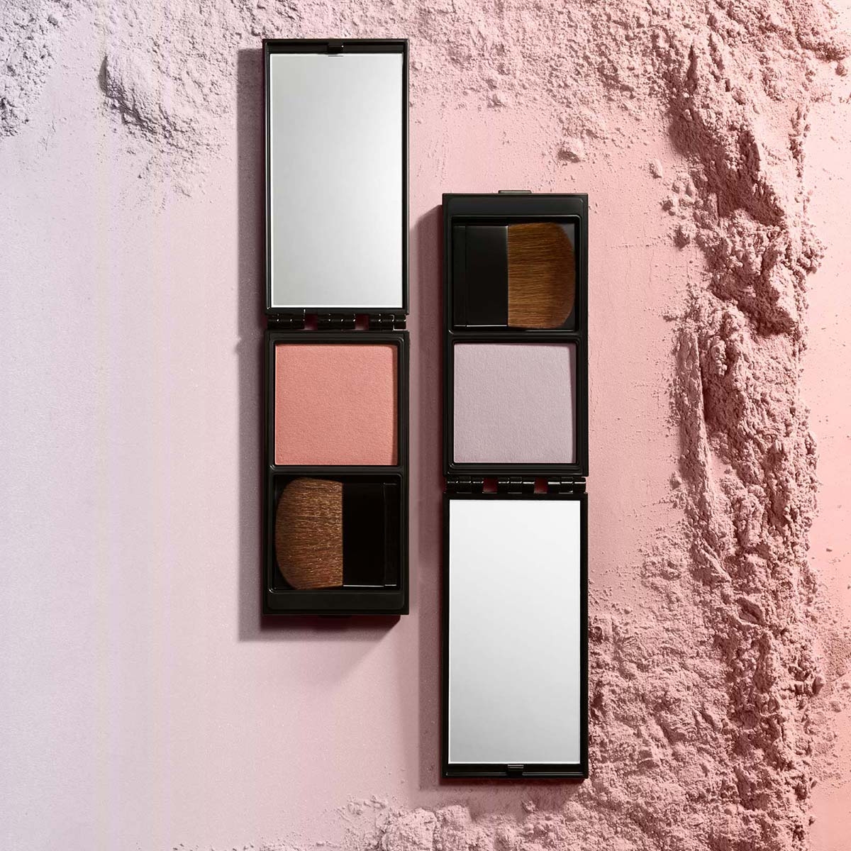 Serge Lutens亮采煥顏胭脂的粉質極其絲滑細緻，能與肌膚完美融合，避免了粉感過重的尷尬，展現出如原生肌膚般的自然光采。