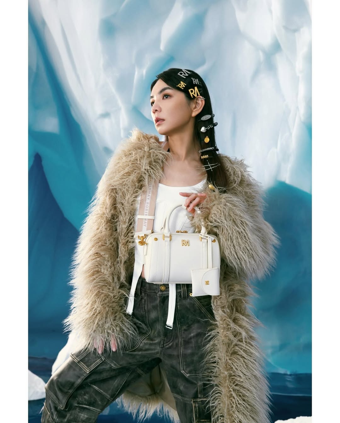 ROBINMAY 的包款在五金選色、皮革壓紋以及背帶設計上，都考量到了亞洲女性的體型與穿搭習慣。