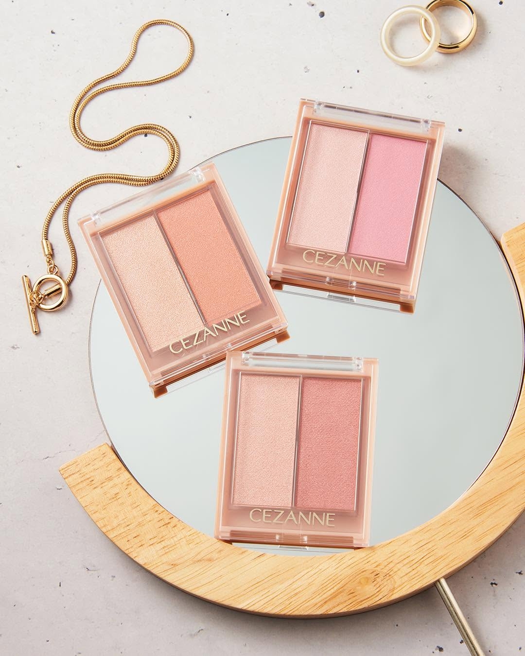 CEZANNE雙色腮紅霜質地濕潤好推、顯色自然，雙色可疊擦打造立體紅潤氣色，是新手也不易失手的百元級高CP值腮紅首選。