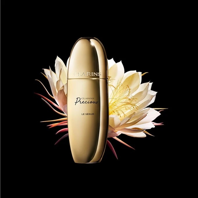 至臻凝時精華是克蘭詩最珍貴的抗老聖品，主打「速效拉提」與「輪廓塑形」。