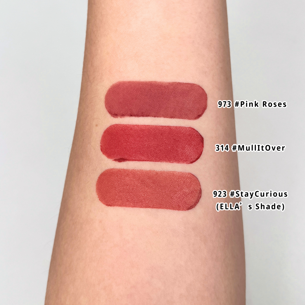 臉頰： 輕吻雲霧唇頰霜【色號：973 #PinkRoses (ELLA's Shade)】唇妝： 輕吻雲霧保濕唇膏【色號：314 #MullItOver + 923 #StayCurious (ELLA’s Shade)】 