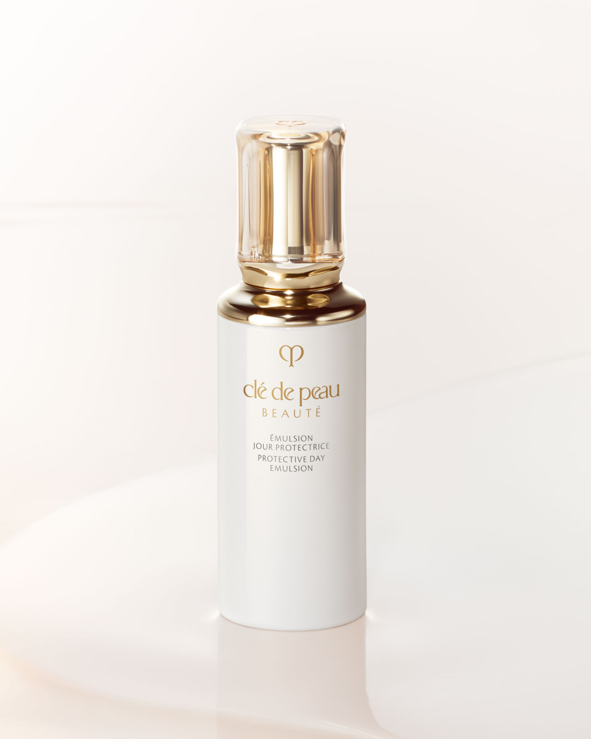 Clé de Peau Beauté 鉑鑽日間防曬乳液結合防曬、保濕與妝前乳，一瓶即可日間護膚、保護肌膚並提升底妝服貼度。