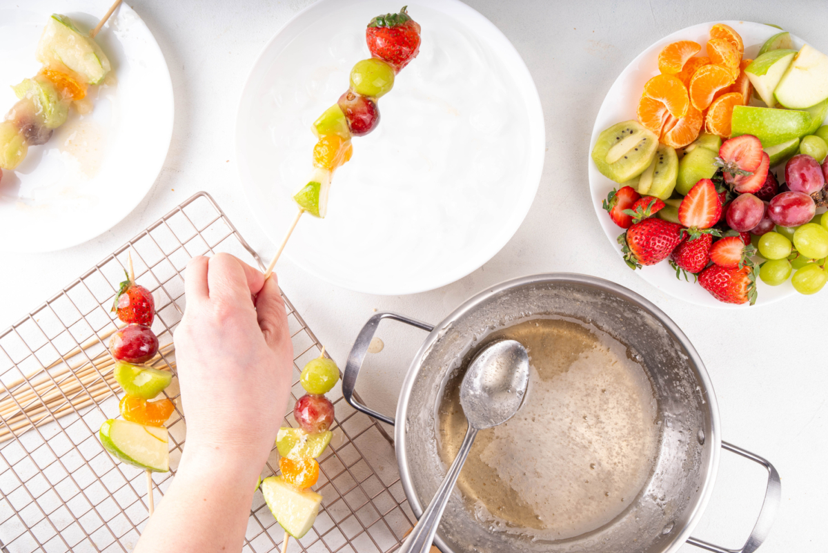 想做出像玻璃一樣透明、咬下去「咔嚓」一聲的冰糖葫蘆，有幾個細節是成敗關鍵！