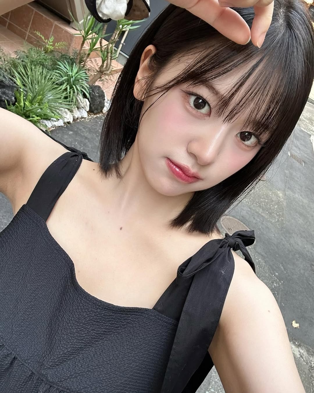 IVE 安俞真同款黑茶色俐落 Bob 頭，以清爽線條與層次光澤修飾臉型，打造知性幹練、好整理的都會短髮造型。