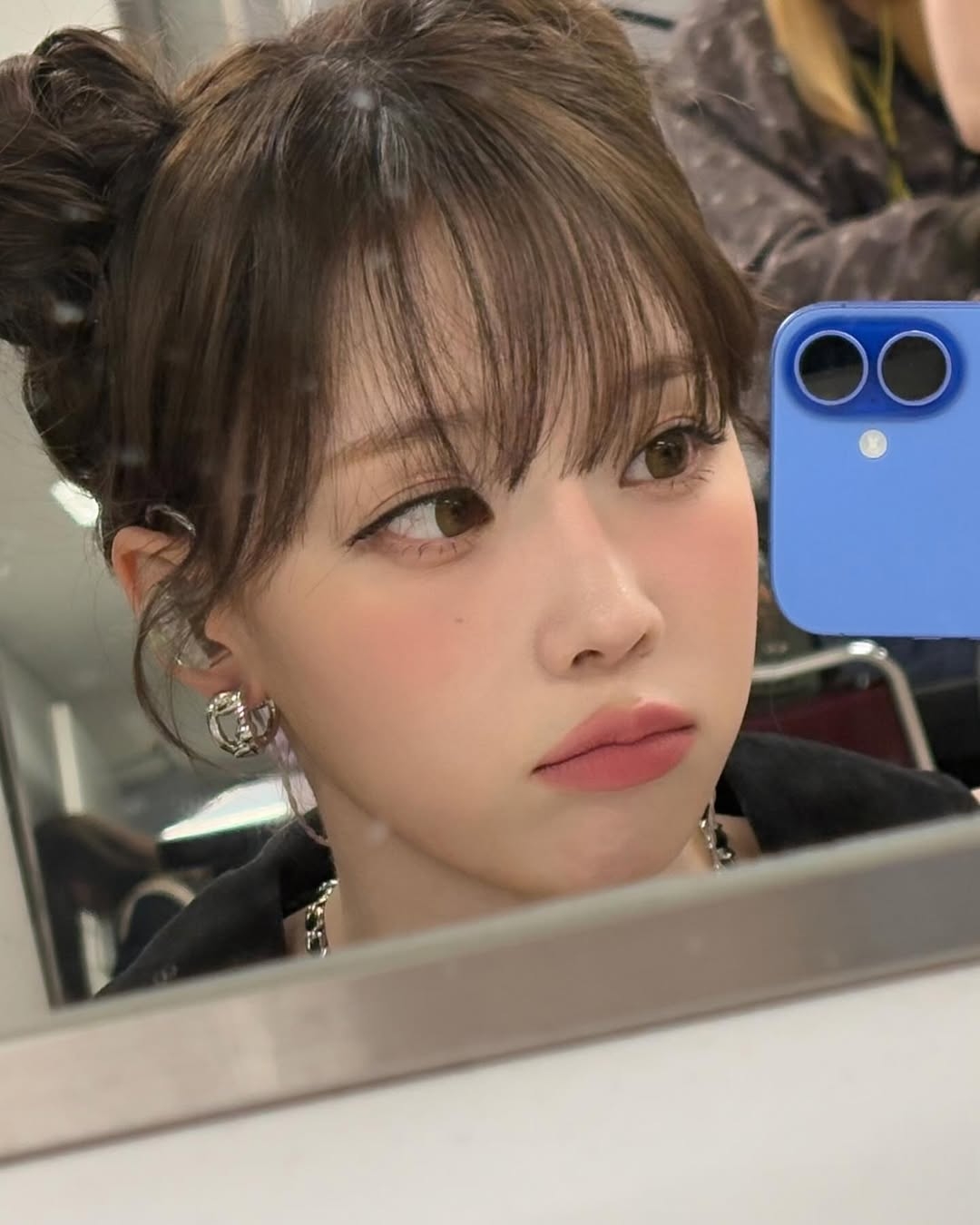 冷茶棕灰髮色自然柔和、顯白透亮，散發低調高級感，是2026秋冬必追的時尚髮色。