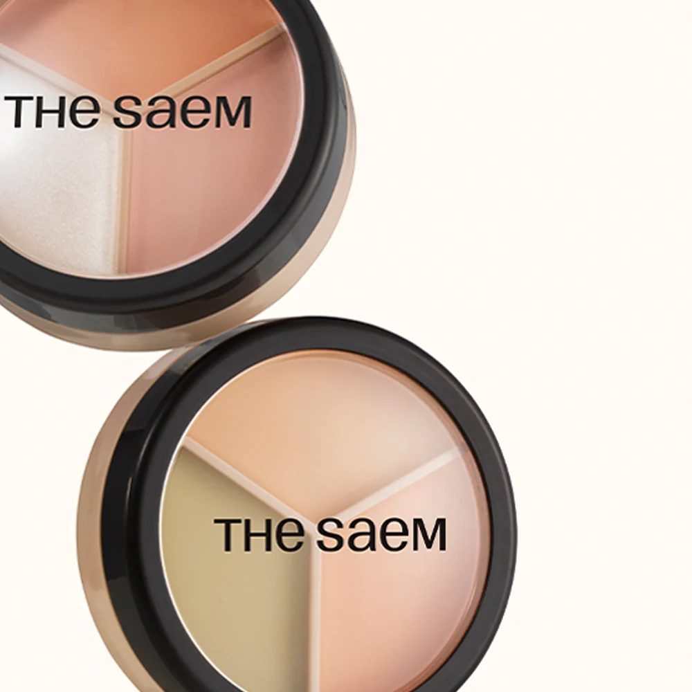 這款三色遮瑕盤集修飾、提亮與修容於一身，憑藉其細膩如絲的膏狀質地，能隨體溫輕盈融膚，打造出極致貼合且不易脫妝的清爽妝面。