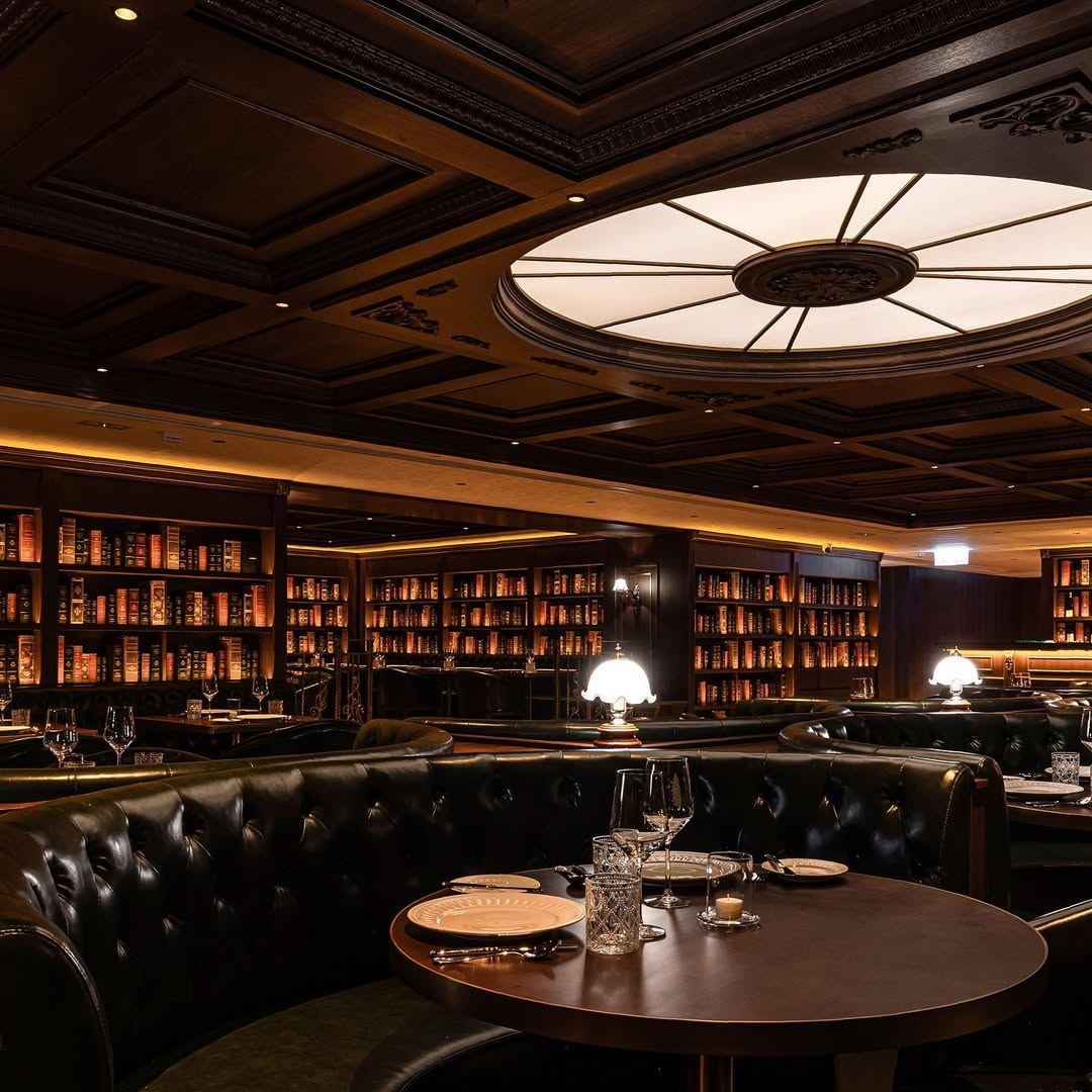 這裡的室內設計以歐式圖書館為靈感，而窗邊座位更坐擁迷人的海景，室內的懷舊氣息與窗外的壯闊美景交相輝映，是慶祝生日或紀念日的絕佳場所。