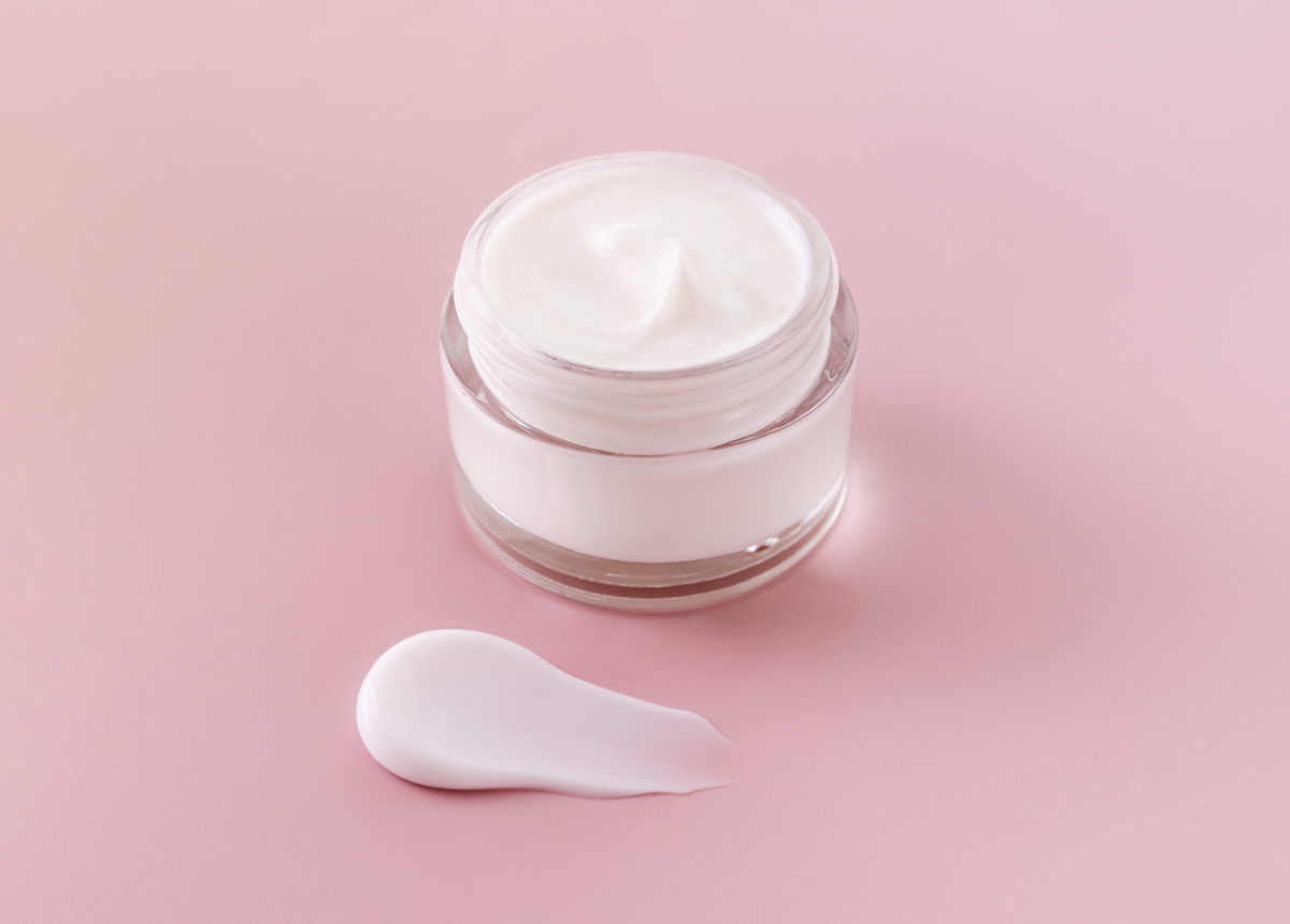 依克多因（Ectoin）是一種源自極端環境的天然防護分子，能鎖水、舒緩並強化肌膚屏障，安全溫和，特別適合敏感肌安心使用。