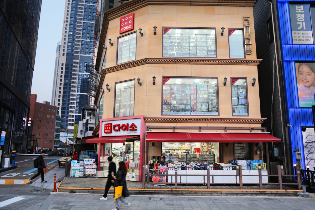 韓國大創掃貨攻略三大重點：先搶美妝熱門商品，留意價格標籤理性選購，並挑大型分店、早上入店貨源最齊全。