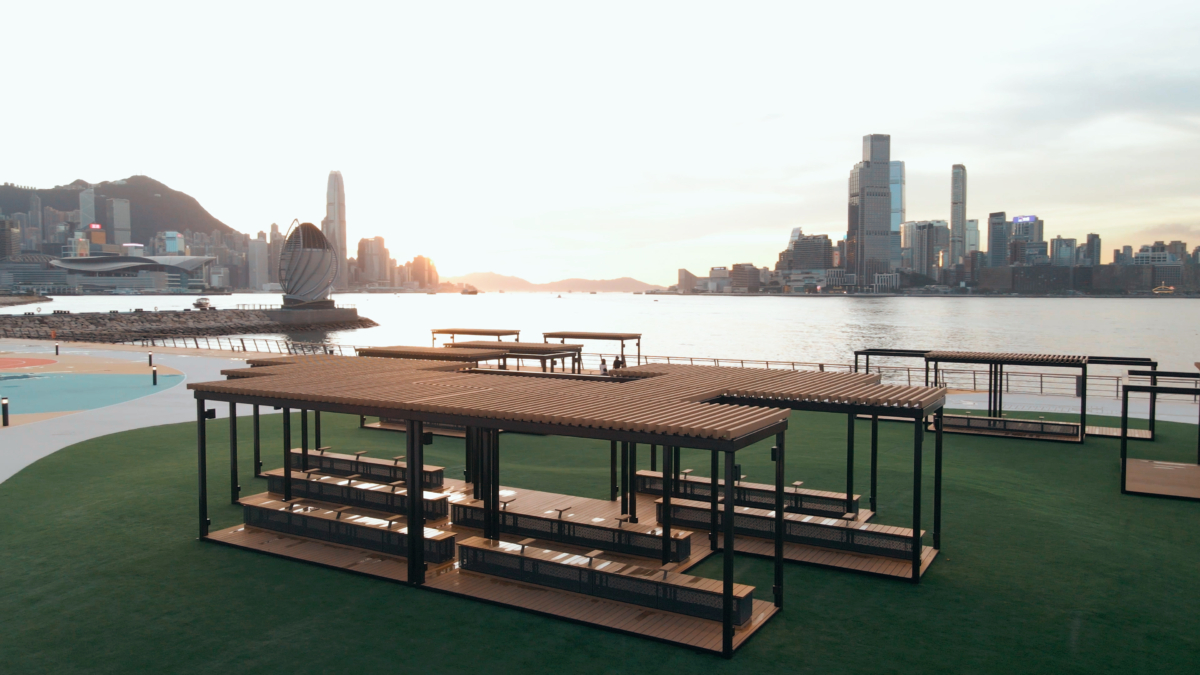 這個佔地近萬平方米的空間超級Chill，有草地、有設計感十足的座椅，還有100米長防波堤，讓你像是站在海平面上迎接滿天花火，視野超廣。