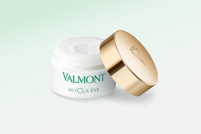 Valmont DETO2X EYE 淨化注養輕感眼霜擁有獨特的「慕斯質感」，能像注入氧氣般為眼周肌膚排毒。