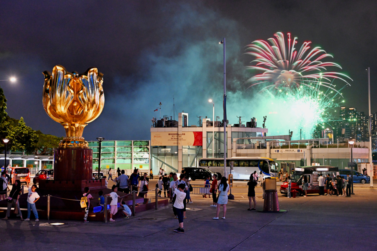 從金紫荊廣場到會展中心正對著發射點，能享受第一排的「海景房」視野，氣氛直接拉滿。