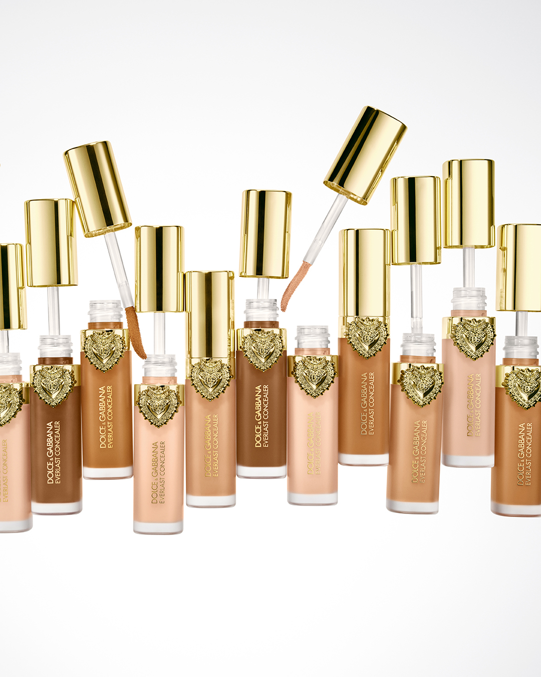 這款遮瑕膏具備24小時長效持妝與強效抗汗防水性能，能打造出自然啞光且不卡紋的無瑕妝效。