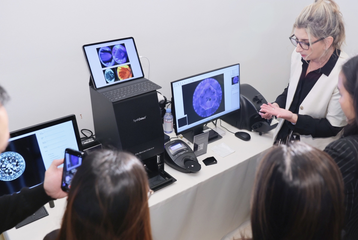 來自倫敦的De Beers集團鑽石專家示範利用各款鑽石檢測儀鑒別天然及人造鑽石。 